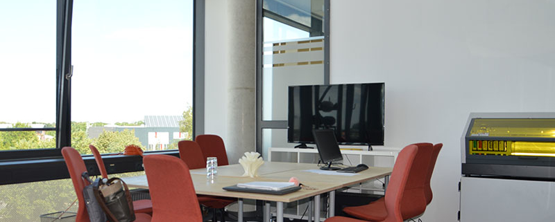 Technikzentrum Luebeck (TZL) WeDSGN Konferenzraum Tisch Stühle