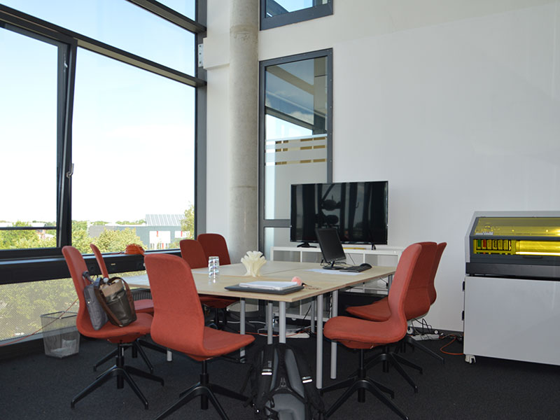 Technikzentrum Luebeck (TZL) WeDSGN Konferenzraum Tisch Stühle
