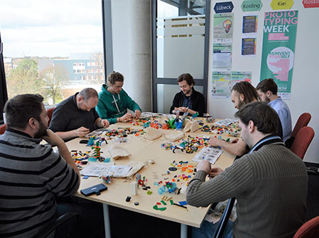 TZL WeDSGN Coworking Lego Menschen Tisch